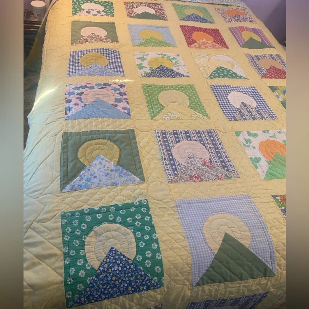 Vintage Handmade Hand-Quilted Sunrise Over The Mountain Quilt & Bedspread